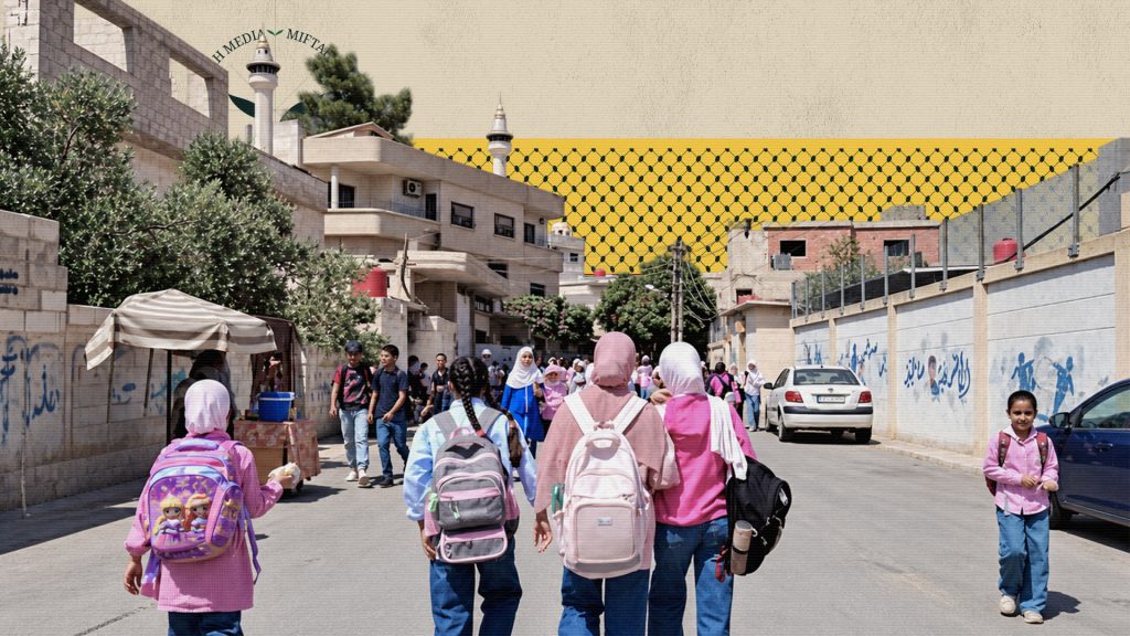 طلاب في طريقهم إلى المدرسة داخل مخيم خان الشيح