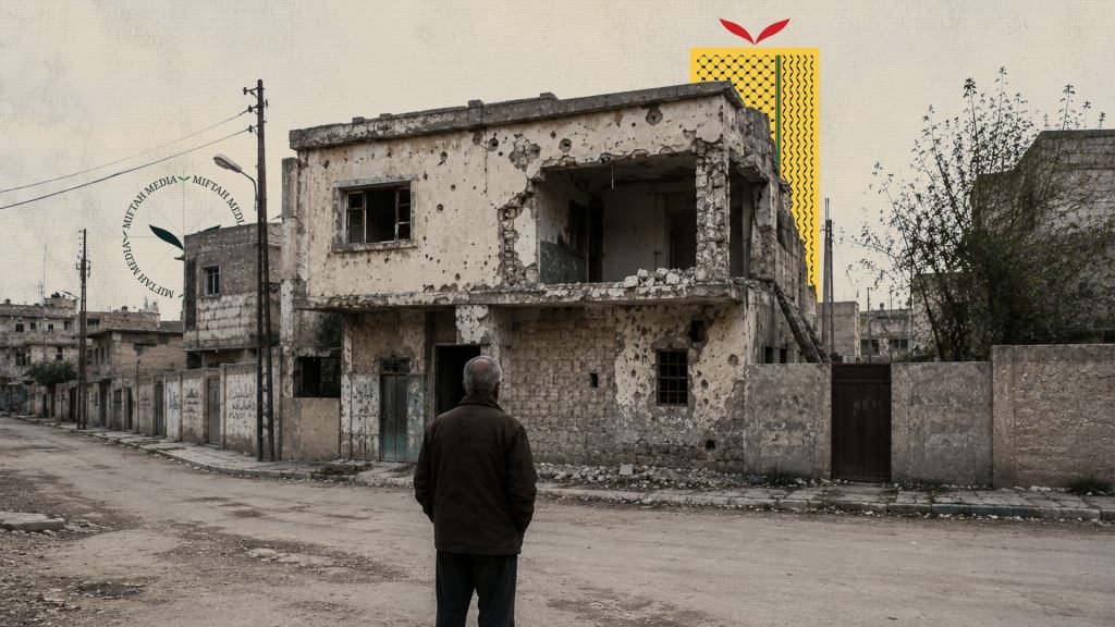 رجل يقف أمام منزل متضرر في مخيم حندرات شمال شرق حلب