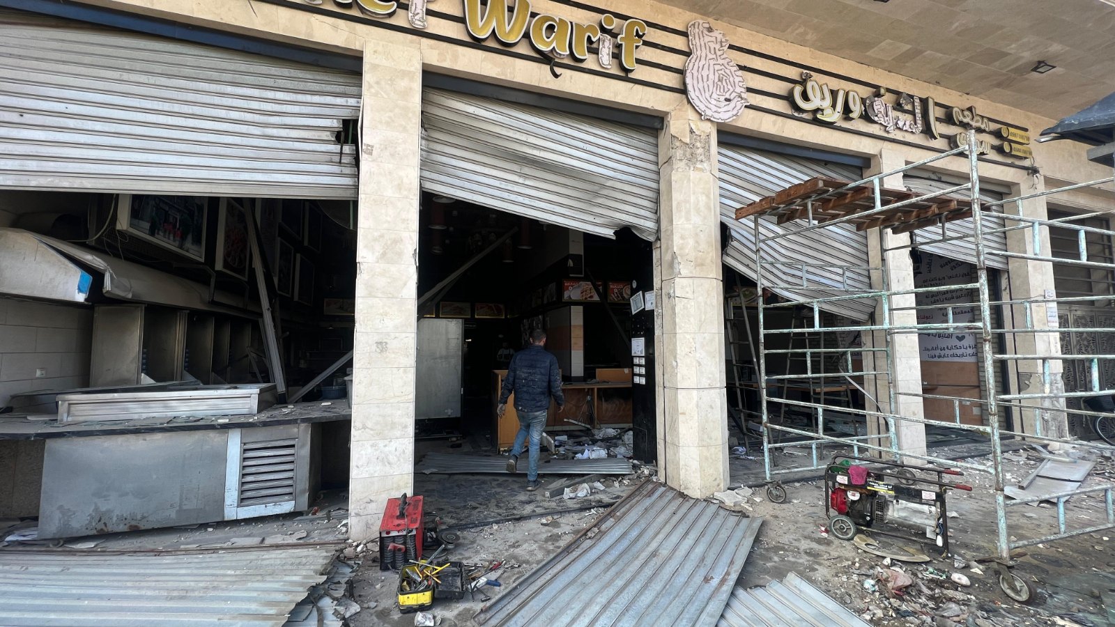 واجهة مطعم الشيف السوري وريف في شارع الشهداء بغزة بعد القصف